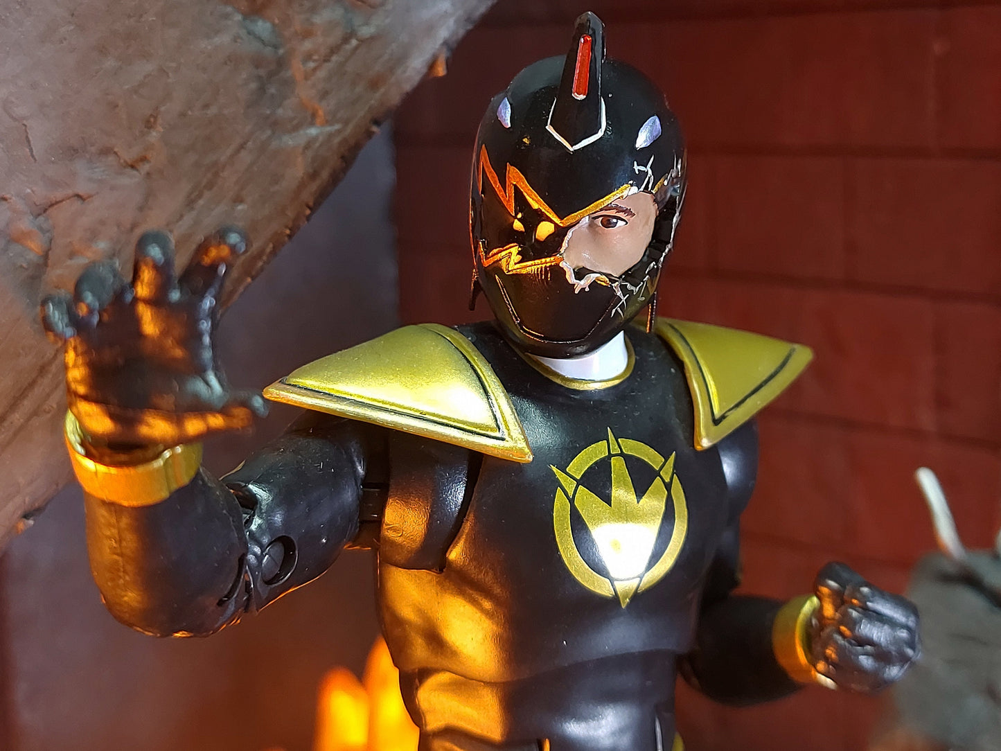 Power Rangers Dino Thunder - Damaged Dino Thunder Black Helmet - Tommy Oliver | Lightning Collection Accessories | Dimensions in Danger