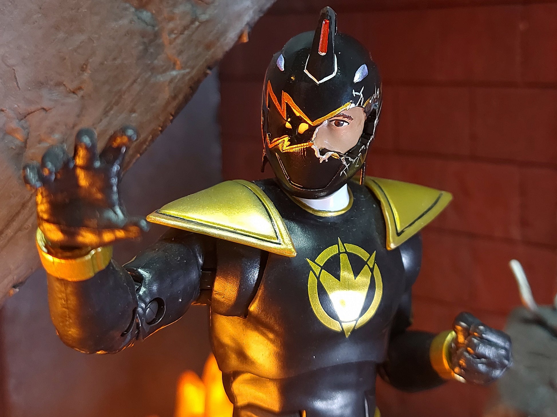 Power Rangers Dino Thunder - Damaged Dino Thunder Black Helmet - Tommy Oliver | Lightning Collection Accessories | Dimensions in Danger